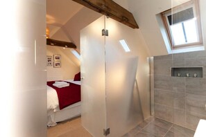 Apartamento Business | Baño | Ducha, artículos de higiene personal gratuitos y secador de pelo