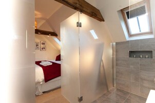 Appartement Affaires | Salle de bain | Douche, articles de toilette (gratuits), séchoir à cheveux