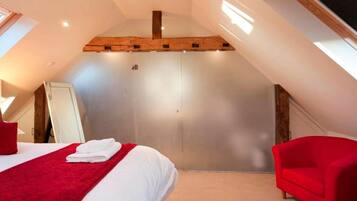 2 bedrooms, Egyptian cotton sheets, premium bedding, minibar