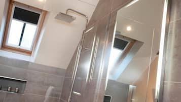 Business appartement | Badkamer | Een douche, gratis toiletartikelen, een haardroger, handdoeken