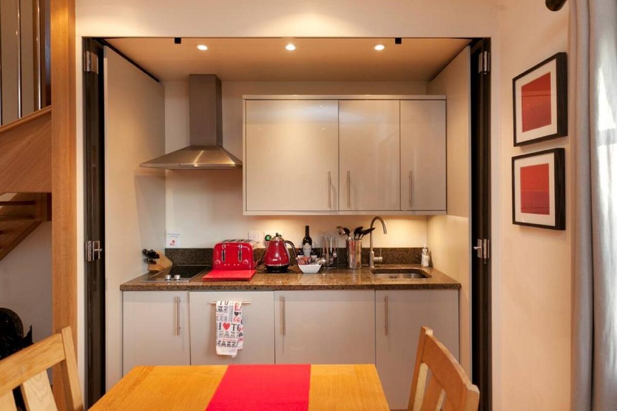 business apartment | private kitchen | fridge, microwave, stovetop, dishwasher