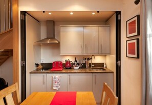 Business Apartment | Private kitchen | Fridge, microwave, stovetop, dishwasher - DBS Serviced Apartments - The Delven (Derby)
