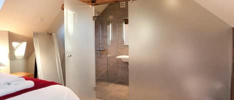 Business Apartment | Bathroom | Shower, free toiletries, hair dryer, towels