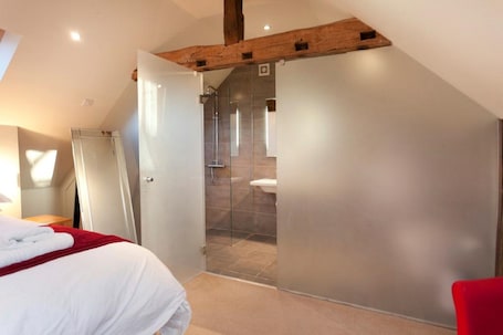 Business Apartment | Bathroom | Shower, free toiletries, hair dryer, towels. DBS Serviced Apartments - The Delven