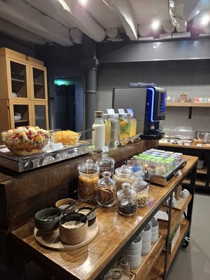 Tägliches Frühstücksbuffet (15 EUR pro Person)
