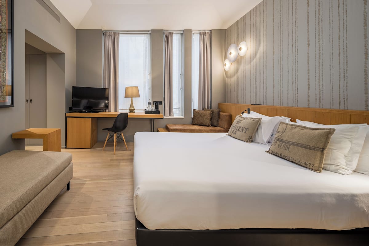 Kamar Deluks | Minibar, brankas, tirai kedap cahaya, dan setrika/meja setrika