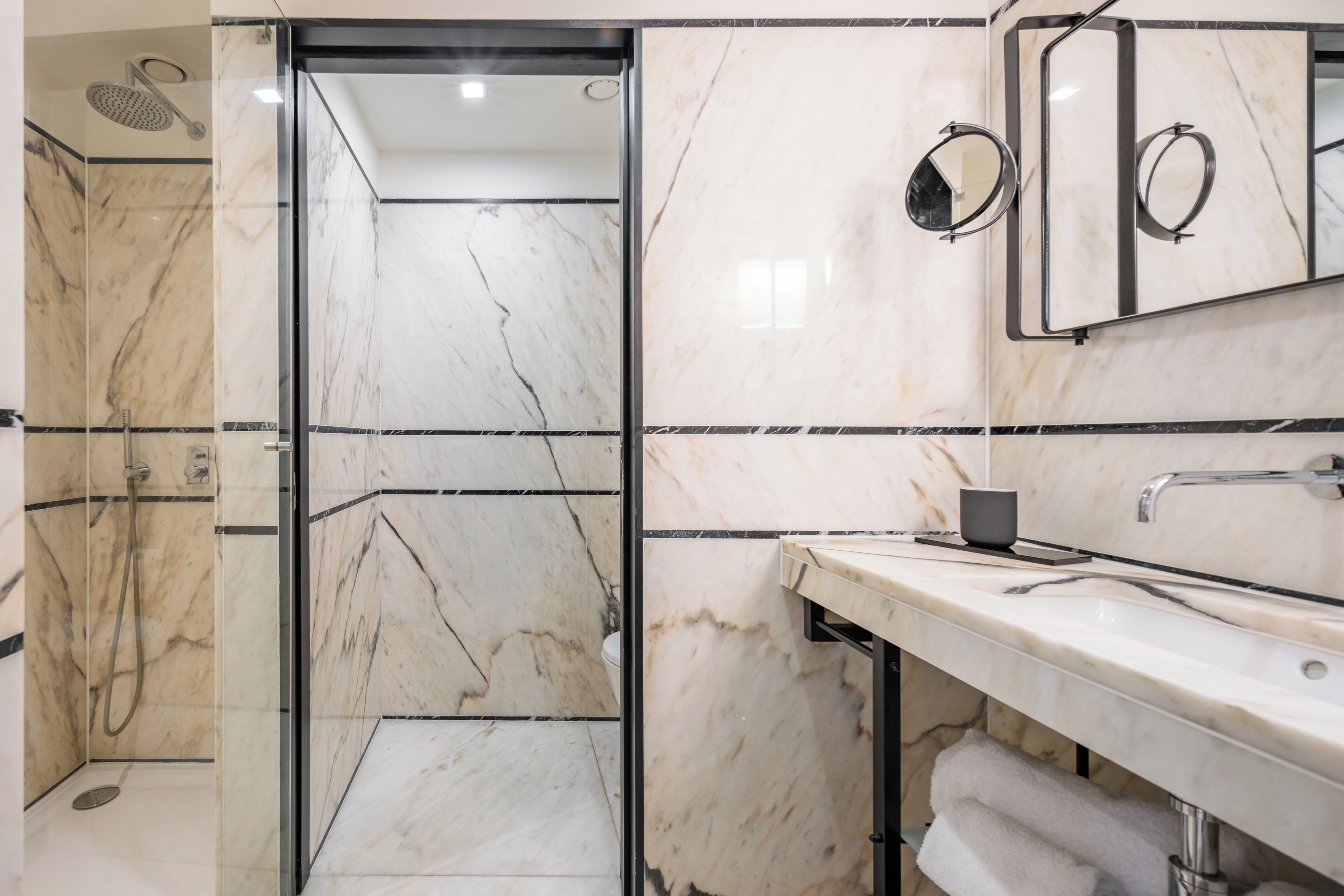 superior room | bathroom | free toiletries, hair dryer, bathrobes, towels