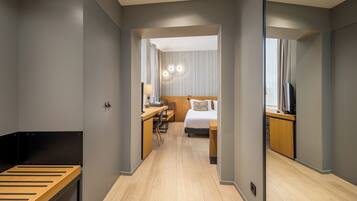 Deluxe Room | Minibar, in-room safe, blackout curtains, iron/ironing board