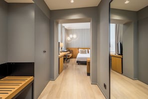Deluxe Room | Minibar, in-room safe, blackout curtains, iron/ironing board - Descobertas Boutique Hotel Porto by Aspasios (Porto)