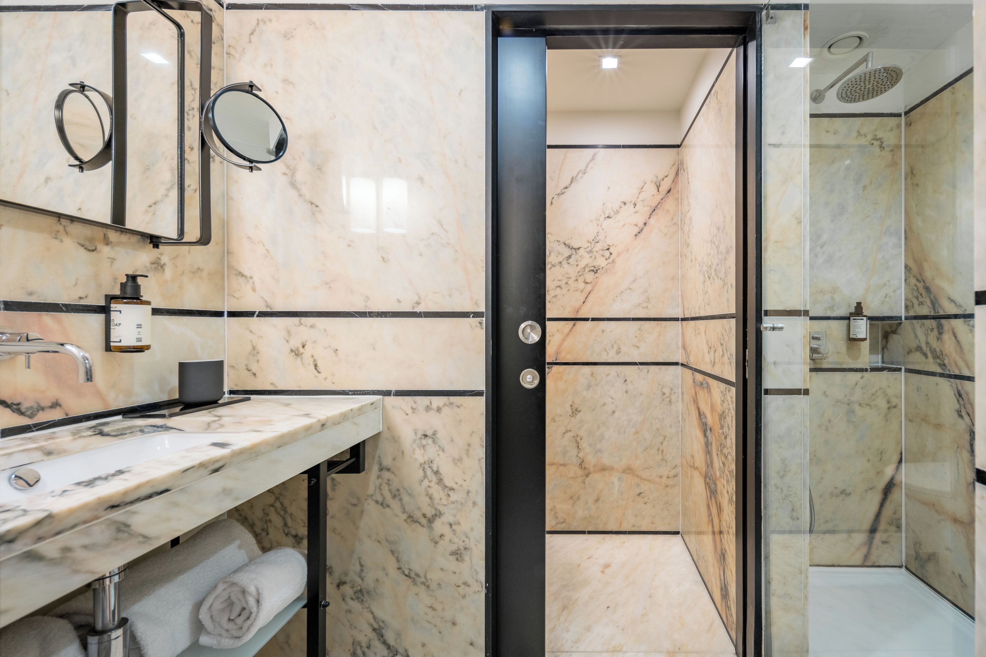 family room | bathroom | free toiletries, hair dryer, bathrobes, towels