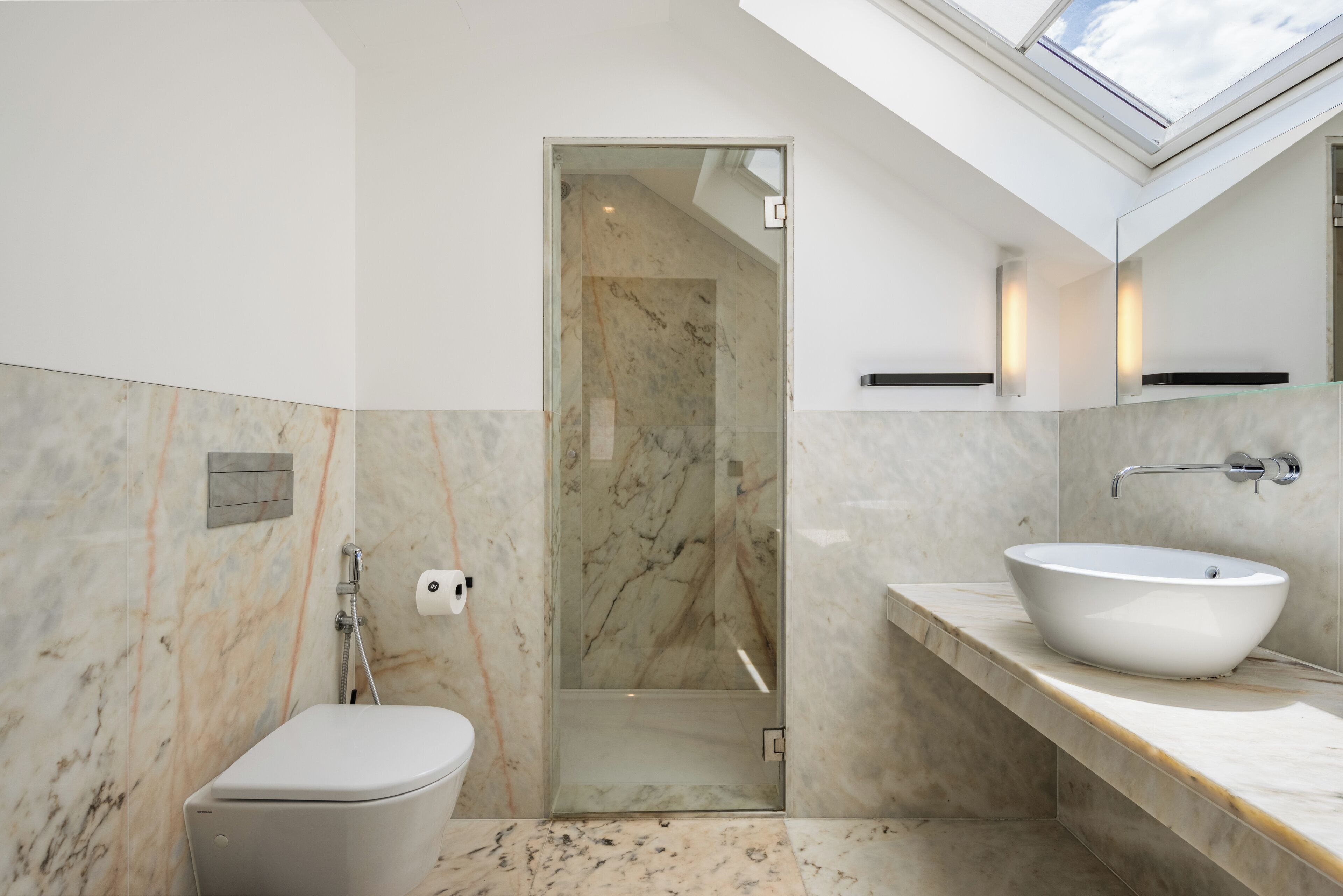 standard room | bathroom | free toiletries, hair dryer, bathrobes, towels