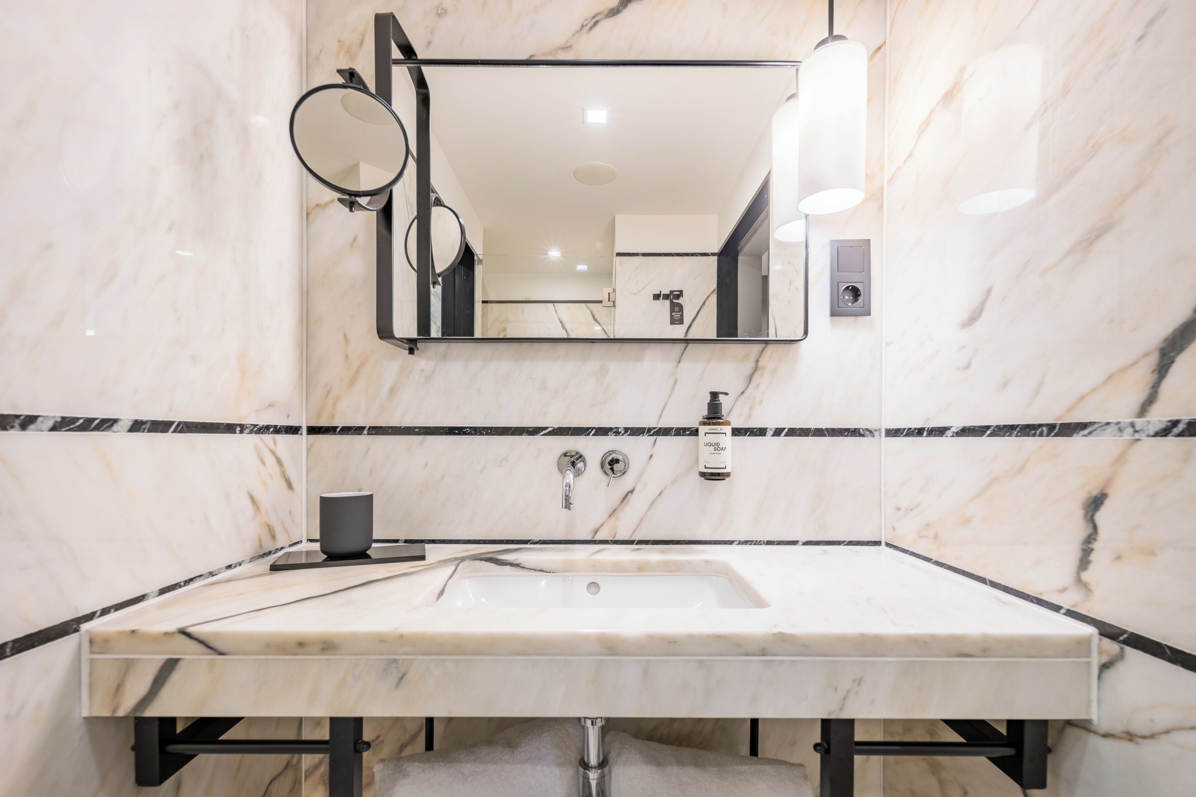 superior room | bathroom | free toiletries, hair dryer, bathrobes, towels