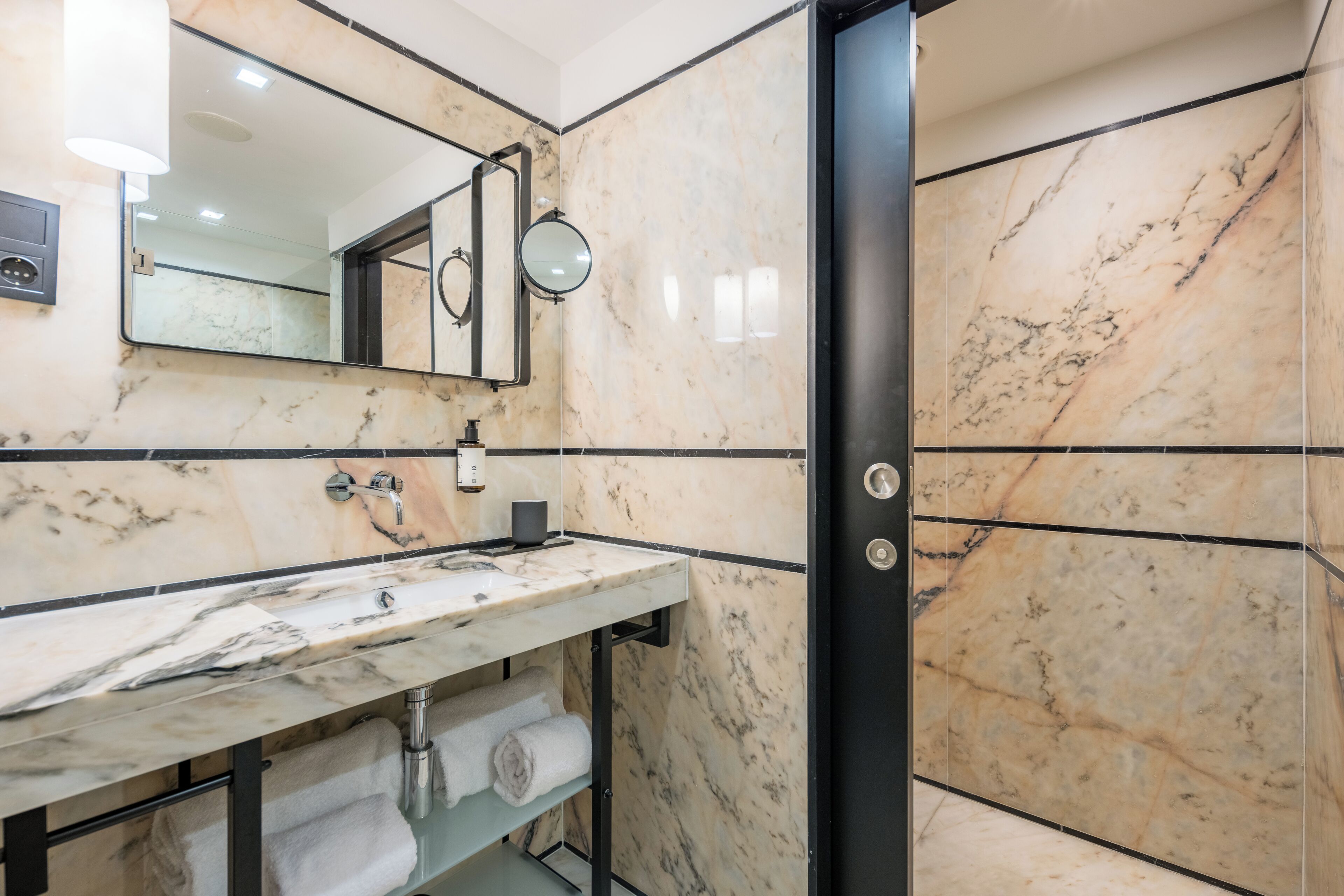 family room | bathroom | free toiletries, hair dryer, bathrobes, towels