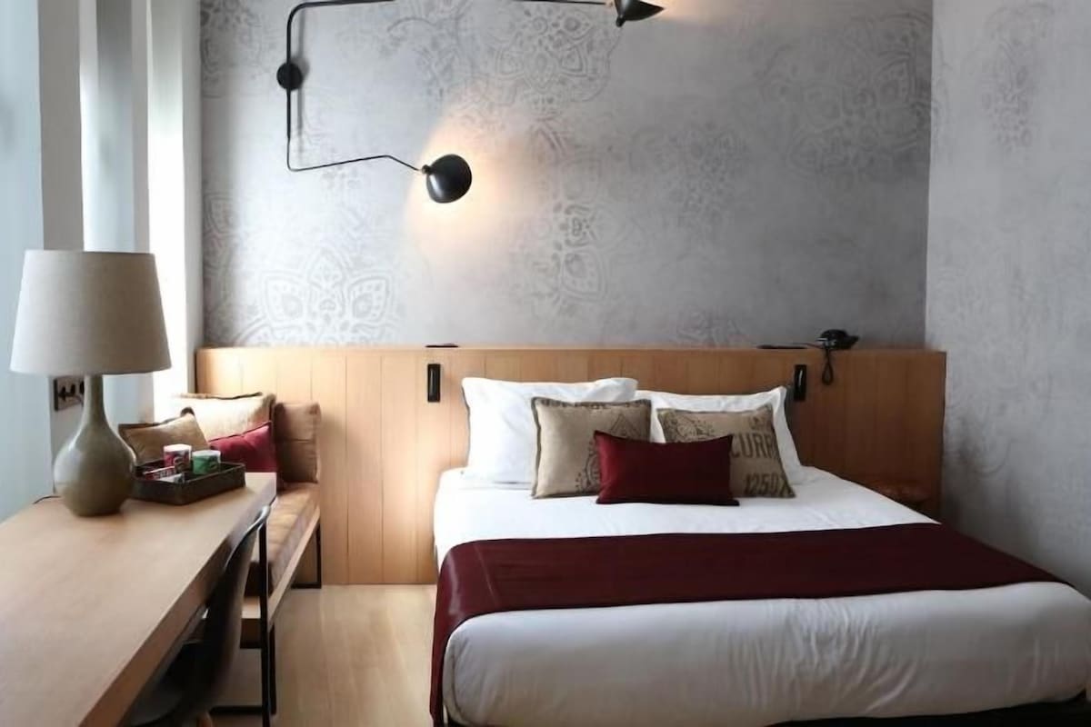 Minibar, in-room safe, blackout drapes, iron/ironing board (on request)