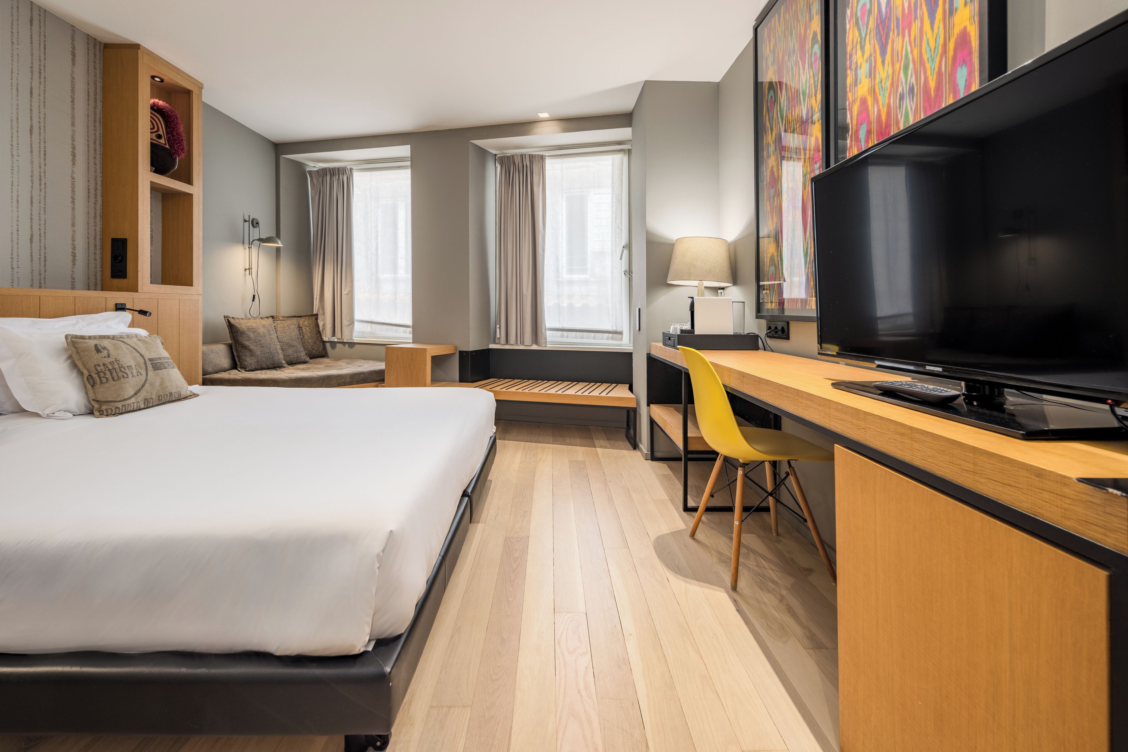 family room | minibar, in-room safe, blackout curtains, iron/ironing board