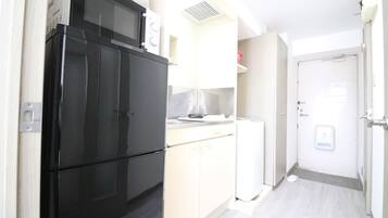 Frigorifero, microonde, piano cottura, bollitore elettrico