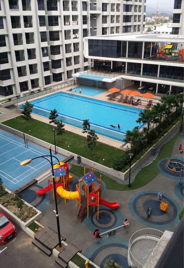Una piscina al aire libre