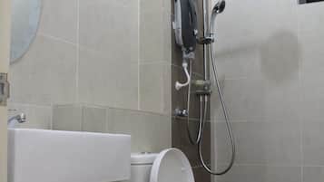 Appartement, 3 chambres | Douche de la salle de bain