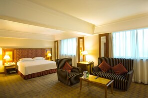 Deluxe-værelse | Minibar, pengeskab på værelset, skrivebord, mørklægningsgardiner