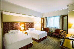 ميني بار وخزنة داخل الغرفة ومكتب وستائر تعتيم