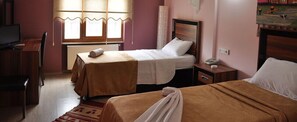 Standard-Zweibettzimmer | 1 Schlafzimmer, Minibar, Schreibtisch, Bügeleisen/Bügelbrett