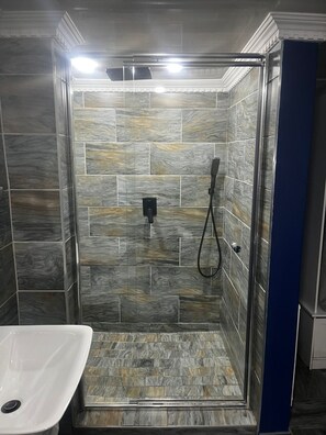 Exclusieve studio, 1 slaapkamer, patio, uitzicht op tuin | Badkamer | Een douche, een regendouche, een haardroger, handdoeken