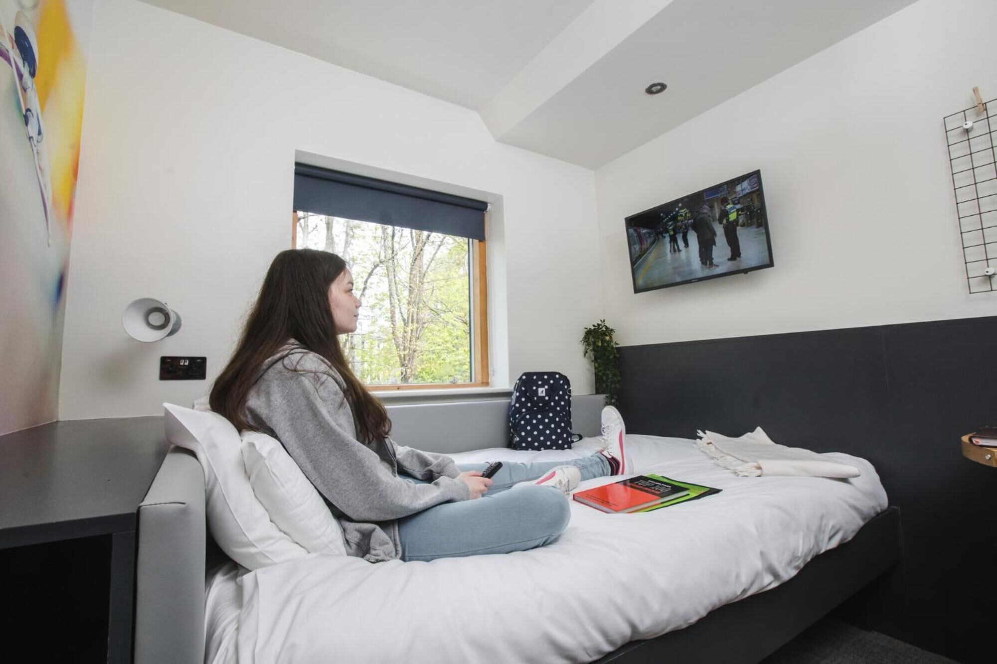 办公桌、免费 WiFi