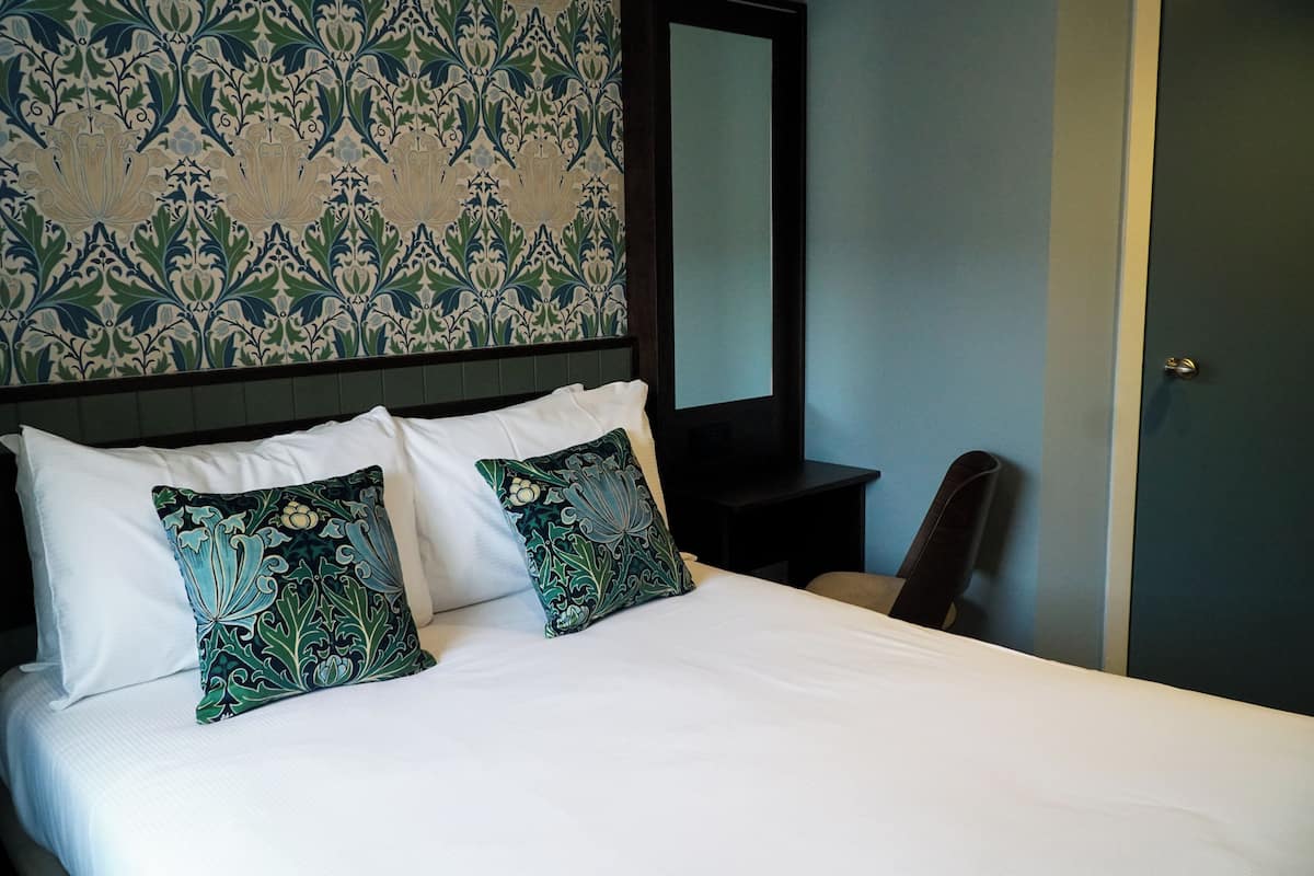 Comfort Double Room | Dihias secara berasingan, dilengkapkan perabot secara berasingan, meja