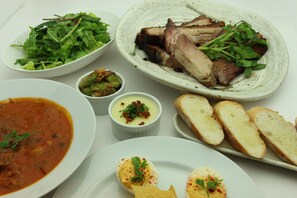 Alimentos y bebidas