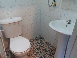 Standard Room | Bathroom | Shower, free toiletries, hair dryer, towels