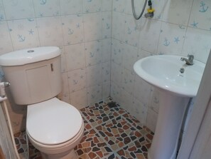 Standardzimmer | Badezimmer | Dusche, kostenlose Toilettenartikel, Haartrockner, Handtücher