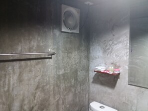 Standard Room | Bathroom amenities | Shower, free toiletries, hair dryer, towels - Paaon Resort Khaoyai (Pak Chong)