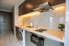 Deluxe-Doppelzimmer, Stadtblick | Eigene Kochnische | Kühlschrank, Mikrowelle, Wasserkocher, Kochgeschirr/Geschirr/Besteck