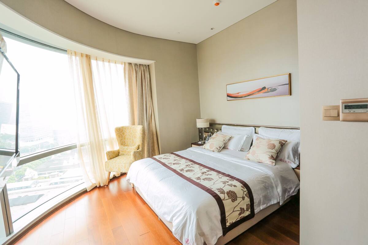 Deluxe-Doppelzimmer, Stadtblick | Minibar, Zimmersafe, Schreibtisch, Verdunkelungsvorhänge