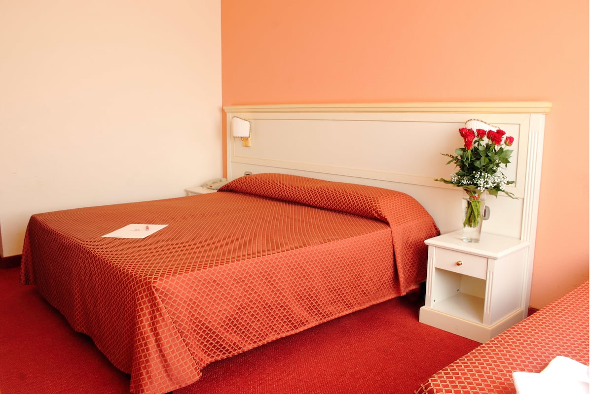 Minibar, coffres-forts dans les chambres, bureau, rideaux occultants