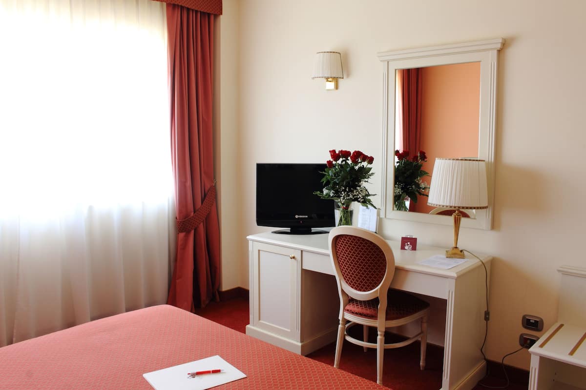 Minibar, coffres-forts dans les chambres, bureau, rideaux occultants