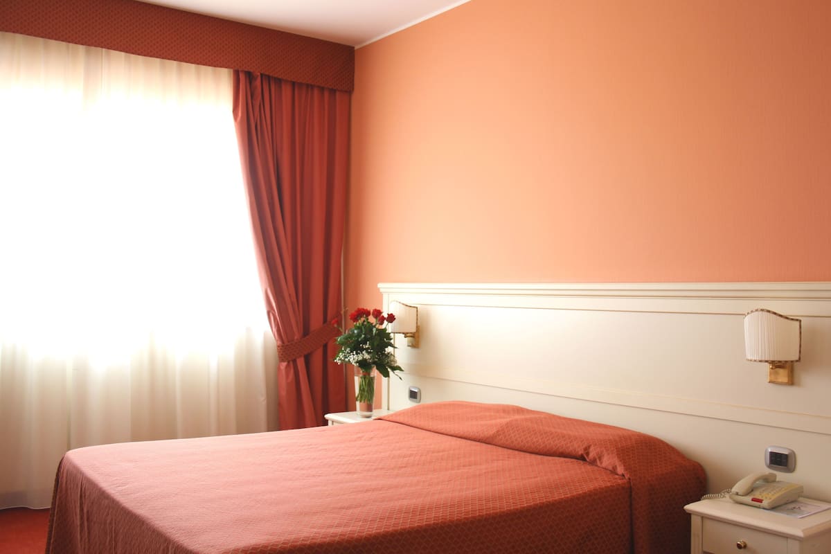 Minibar, coffres-forts dans les chambres, bureau, rideaux occultants