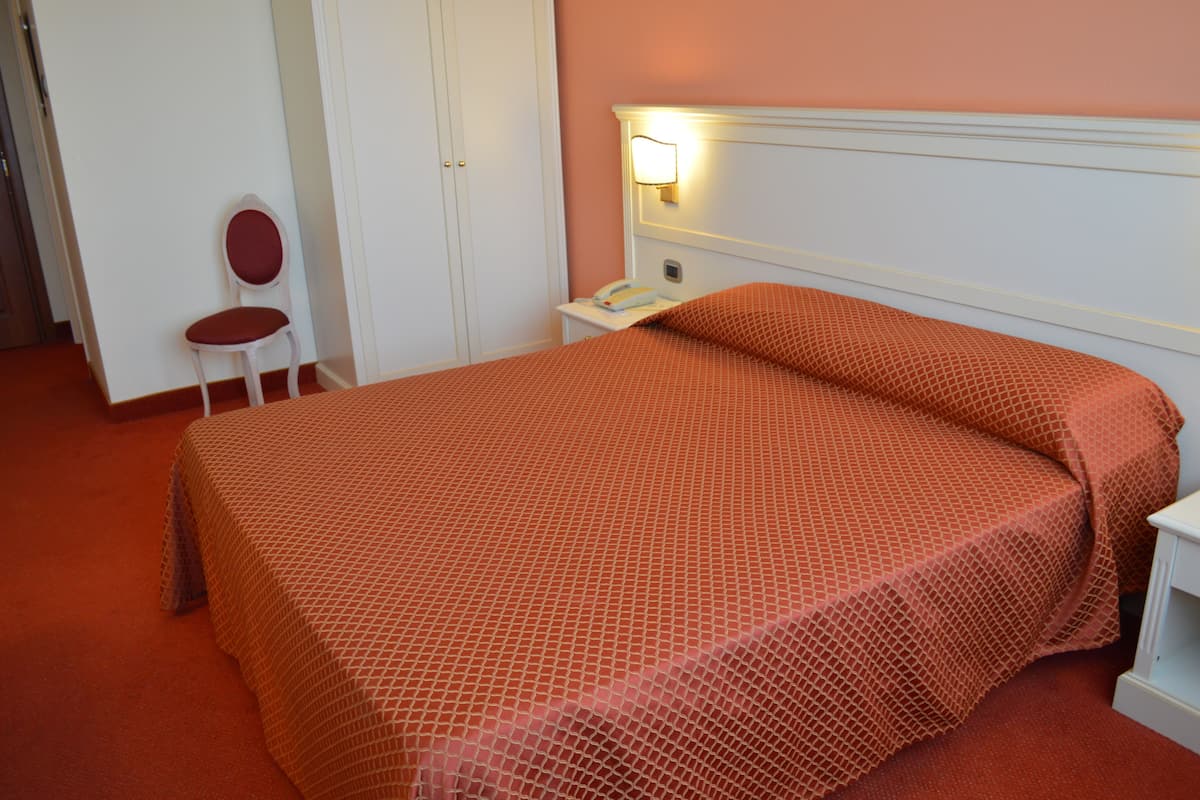 Minibar, Zimmersafe, Schreibtisch, Verdunkelungsvorhänge