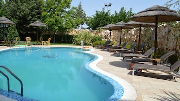 Kauden mukainen ulkouima-allas, aurinkovarjoja, aurinkotuoleja