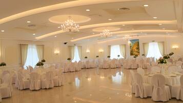 Breakfast, lunch, dinner served; Regional cuisine, garden views