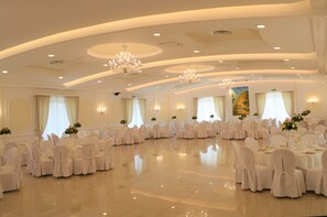 Breakfast, lunch, dinner served; Regional cuisine, garden views  - Semiramide Palace Hotel (Castellana Grotte)