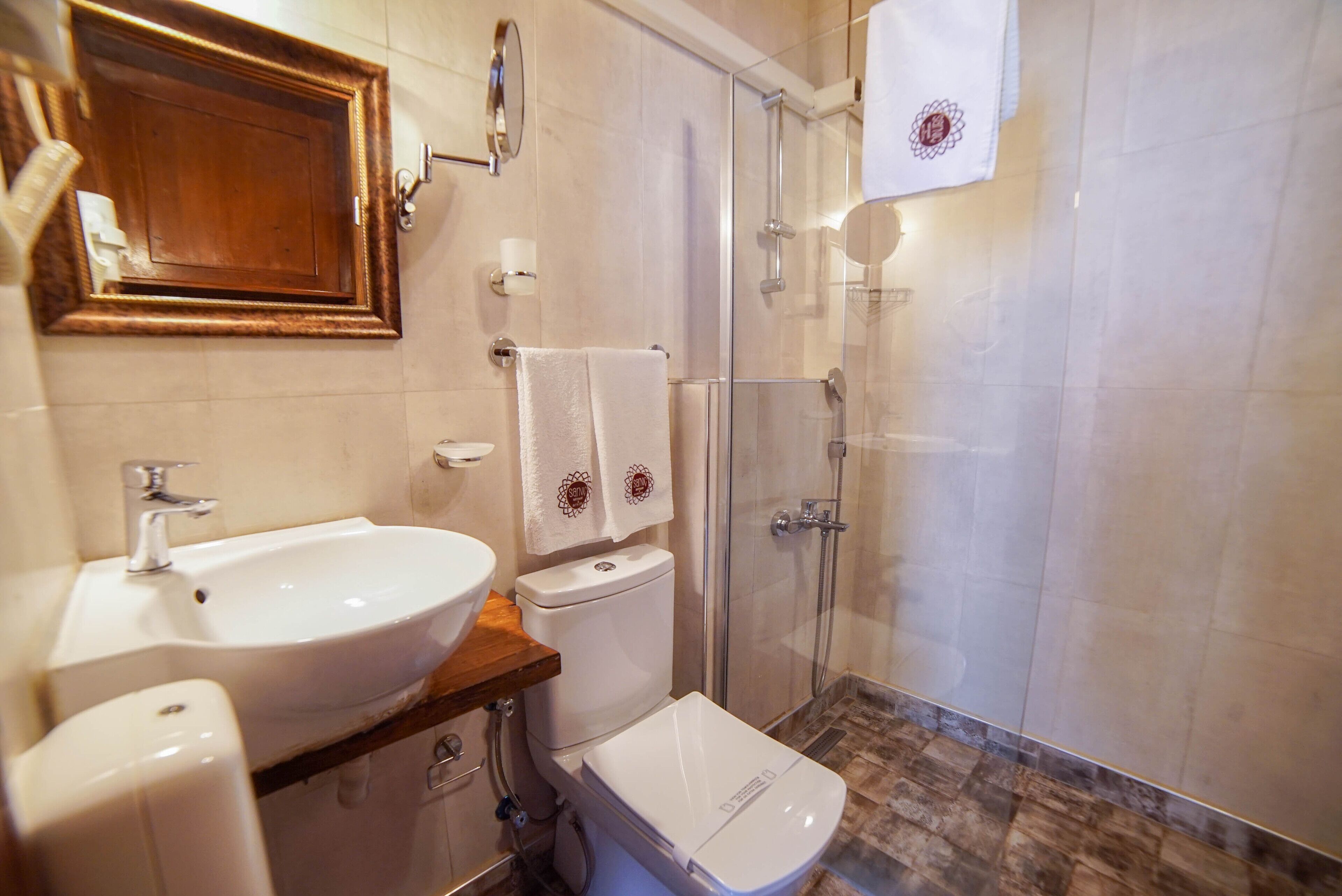 comfort tek büyük yatakli oda | bathroom | shower, rainfall showerhead, designer toiletries, hair dryer