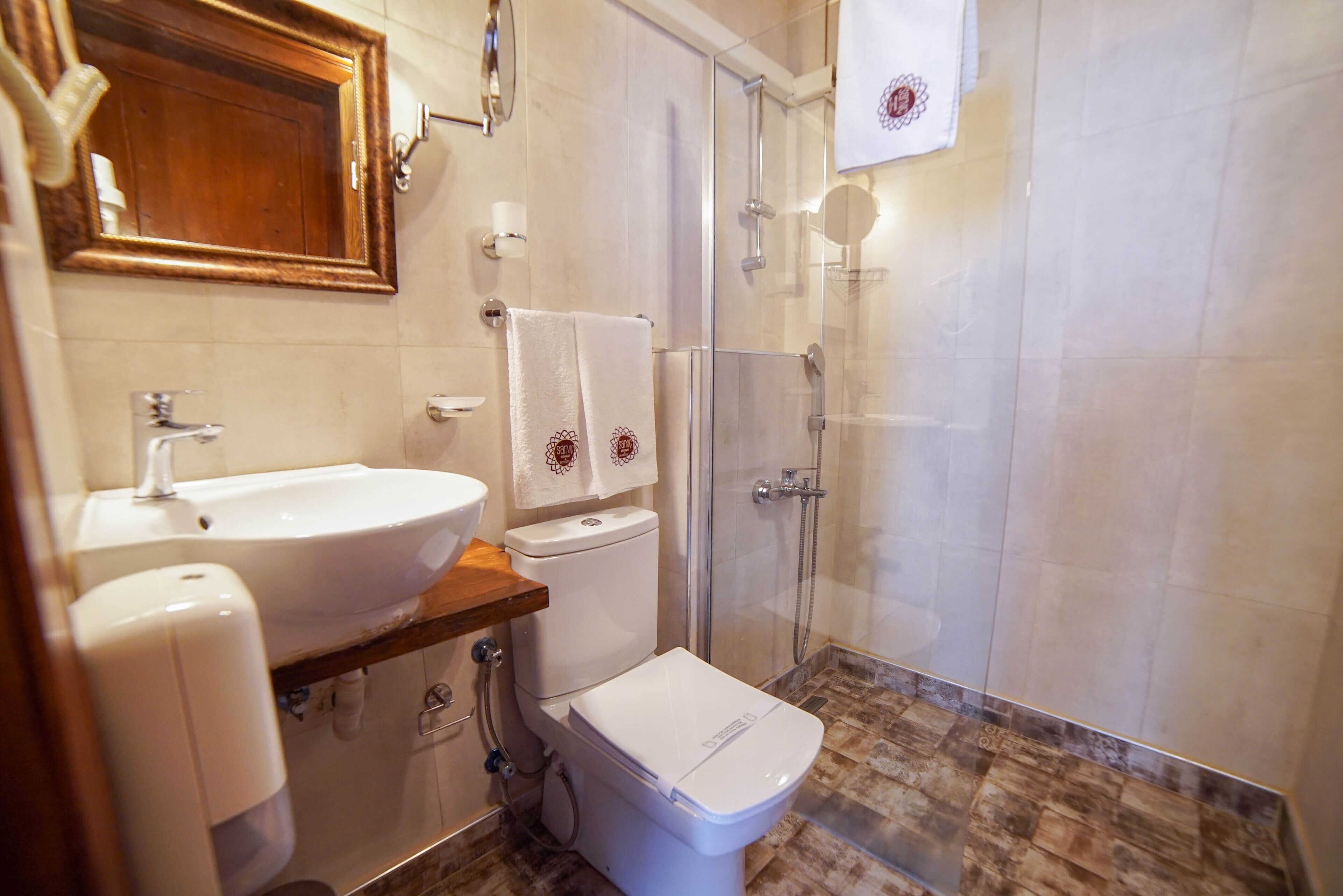 comfort tek büyük yatakli oda | bathroom | shower, rainfall showerhead, designer toiletries, hair dryer