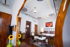 Ropa de cama de alta calidad y minibar 