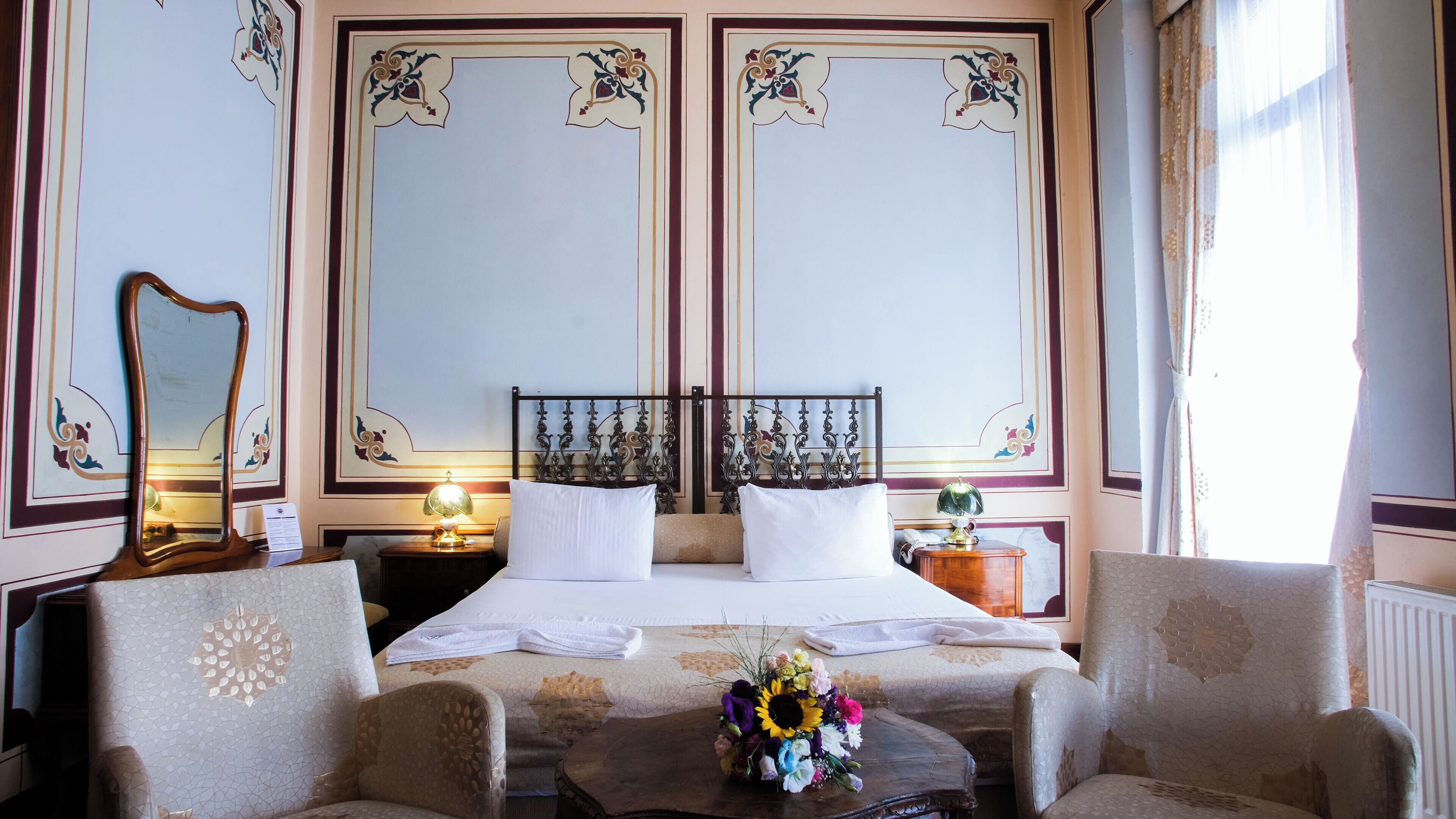 Luxe beddengoed, een minibar, een kluis op de kamer, een bureau
