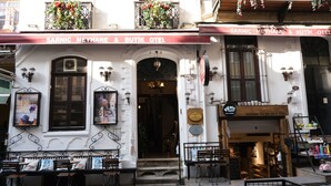 Un bâtiment sur lequel on peut lire l’inscription : « Sarniç Meyhane & Butik Otel ».