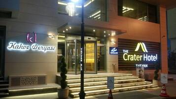 Bagian depan properti - sore/malam