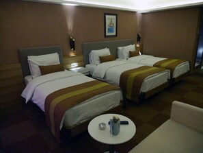 Standard Triple Room | Minibar, in-room safe, desk, soundproofing - The Crater Hotel (Tatvan)