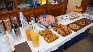 Desayuno buffet (EUR 8 por persona)