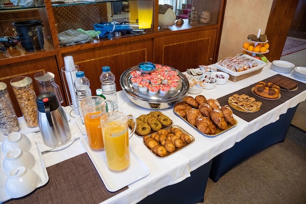 Daily buffet breakfast for a fee